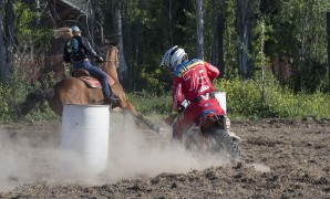 El particular desafío en suelo chileno que enfrentó a jinetes a caballo y en moto